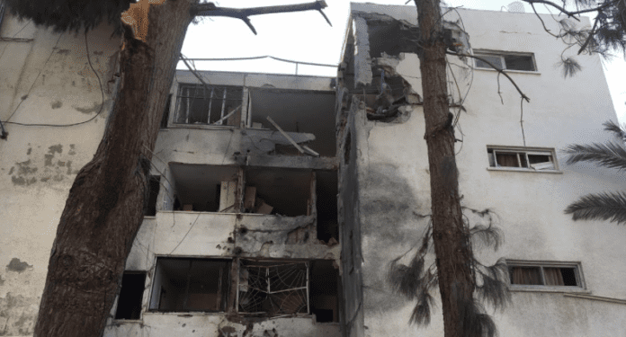 Ashkelon-bygning 460 raketter ble skutt mot Israel i løpet av 25 timer. Flere boliger og leilighetsbygg ble truffet. (Foto: Skjermdump YouTube)