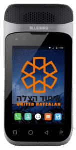 Kommunikasjonen mellom de frivillige og sentralen foregår ved bruk av en slik mobiltelefon fra selskapet Bluebird. (Foto: United Hatzalah)