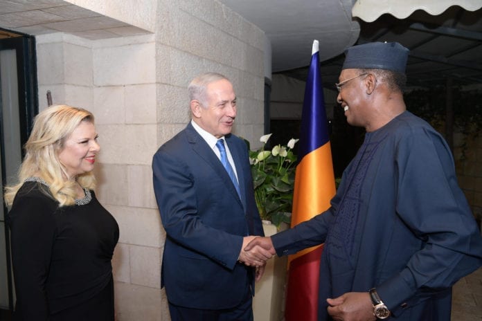 Chad-besøk Sara og Benjamin Netanyahu tar imot Tsjads president Idriss Déby i Jerusalem. (Foto: Amos Ben Gershom/Flickr)