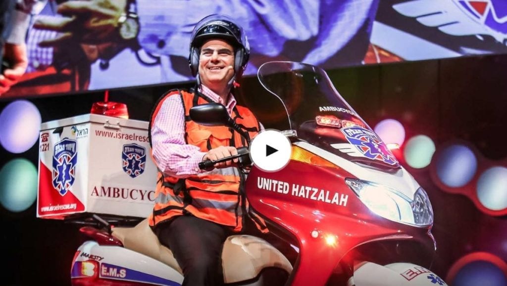 Grunnleggeren av United Hatzalah, Eli Beer, på en "ambusykkel". (Foto: United Hatzalah)