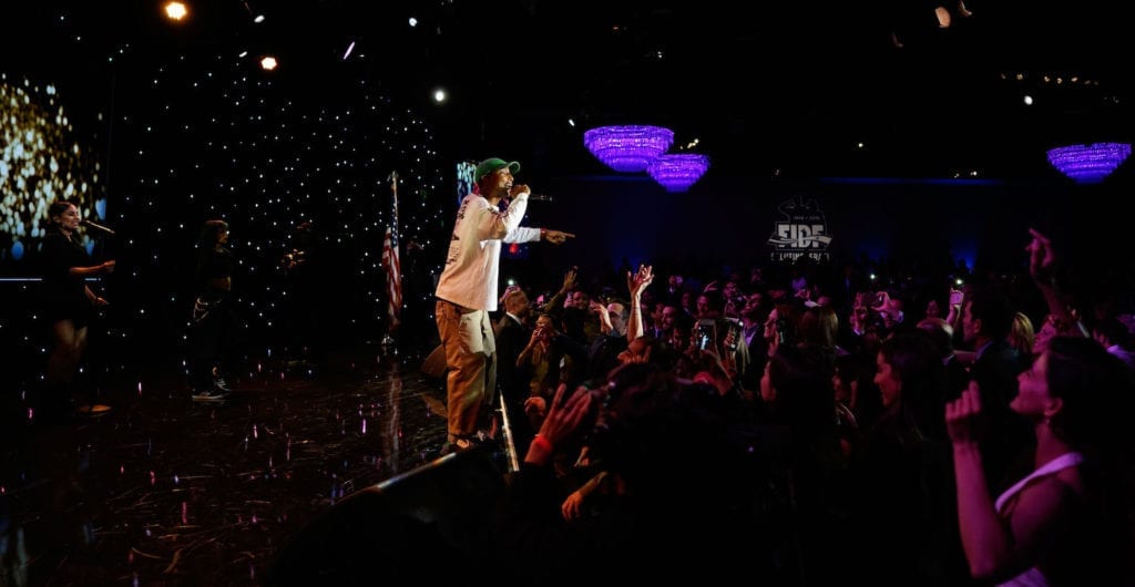 Superstjernen Pharrell Williams var en av mange kjendiser som deltok på gallaen, som dro inn 500 millioner kroner. (Foto: FIDF)