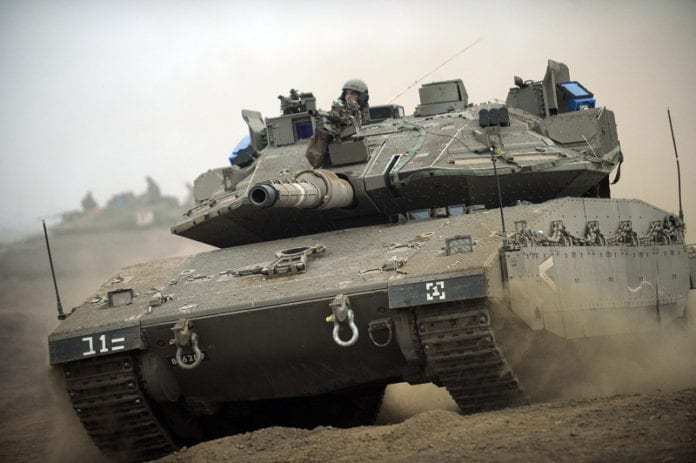 Flickr_-_Israel_Defense_Forces_-_Storming_Ahead Den israelskproduserte stridsvognen Merkava IV er kåret til en av verdens beste. (Foto: Wikimedia Commons)