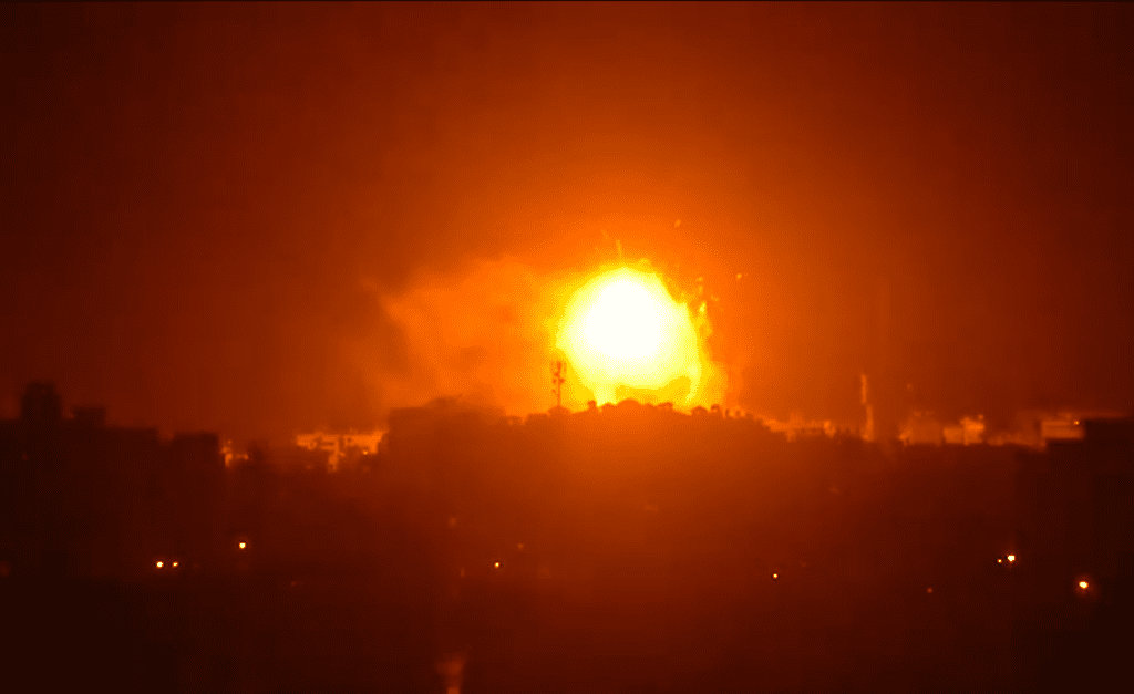 Her blir den Hamas-drevne TV-stasjonen Al-Aqsa TV sprengt i stykker av israelske jagerfly. (Foto: Skjemdump YouTube)
