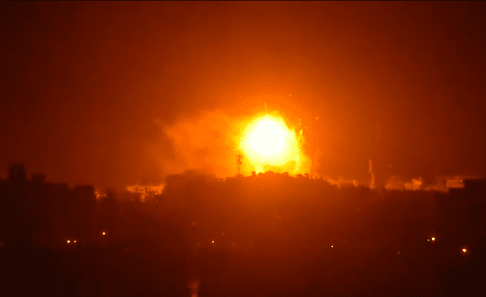 Hamas-TV Her blir den Hamas-drevne TV-stasjonen Al-Aqsa TV sprengt i stykker av israelske jagerfly. (Foto: Skjemdump YouTube)