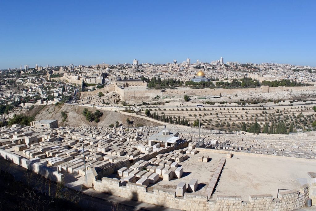 Fra Oljeberget er det en fantastisk utsikt over Jerusalem. I forgrunnen ligger det jødiske graver. (Foto: Bjarte Bjellås)