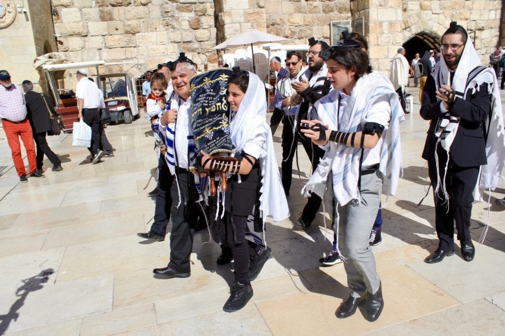 Hver mandag og torsdag er det Bar Mitzva ved Vestmuren i Jerusalem. Det er en opplevelse å være til stede. (Foto: Bjarte Bjellås)