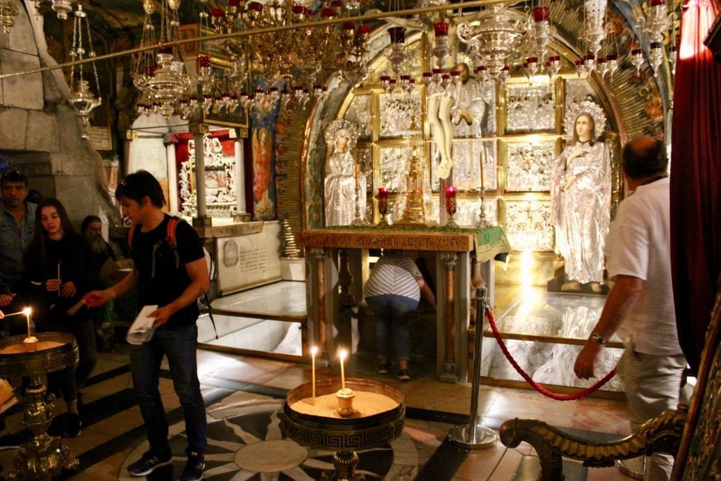 Inne i Den hellige gravs kirke i Jerusalem er det mange som ønsker å berøre stedene hvor mange tror at Jesus ble korsfestet og begravet. (Foto: Bjarte Bjellås)