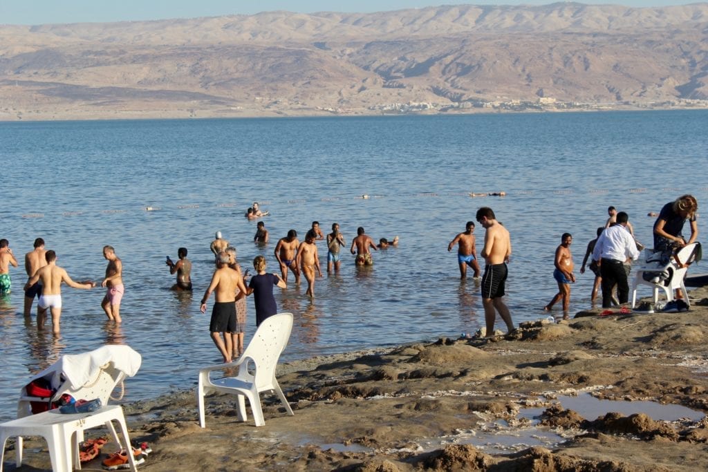 Dødehavet er verdens laveste punkt og et populært sted å besøke når man er på ferie til Israel. Her flyter man i vannet. (Foto: Bjarte Bjellås)