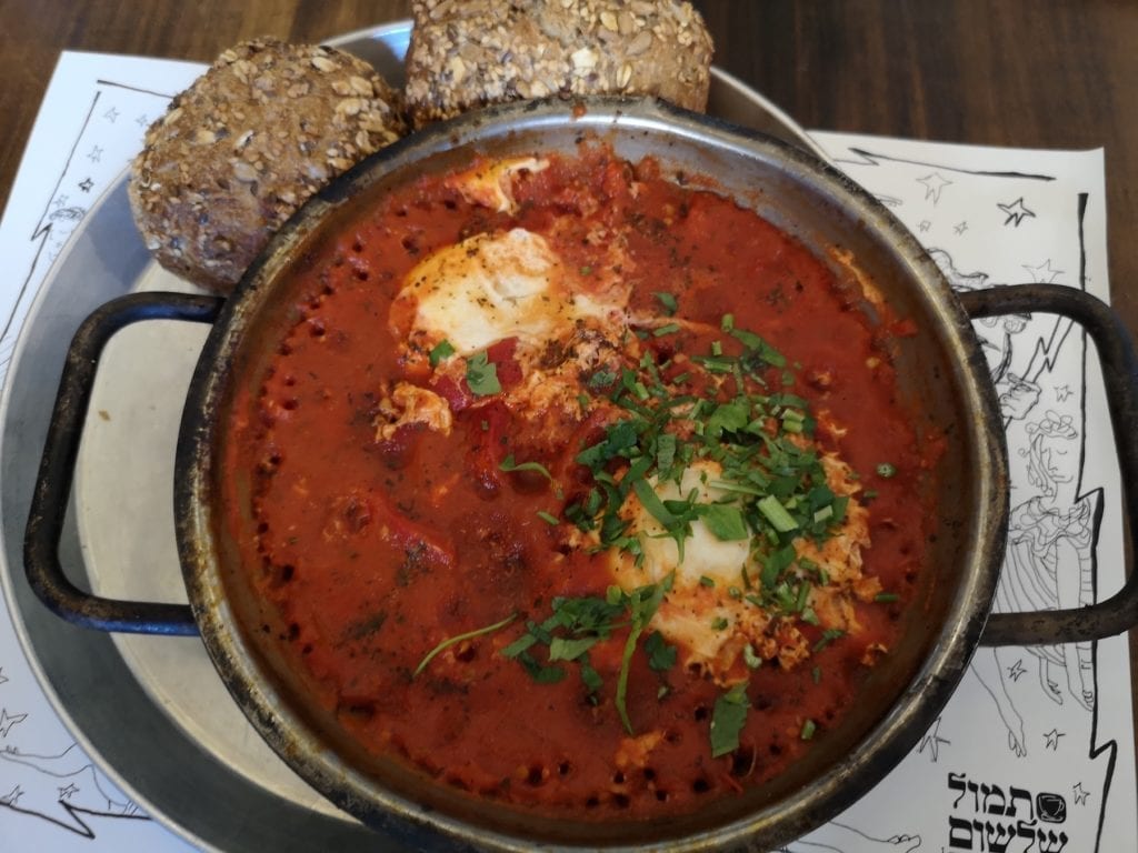 Shakshuka er en nasjonalrett i Israel, der den for det meste spises som frokost. (Foto: Bjarte Bjellås)