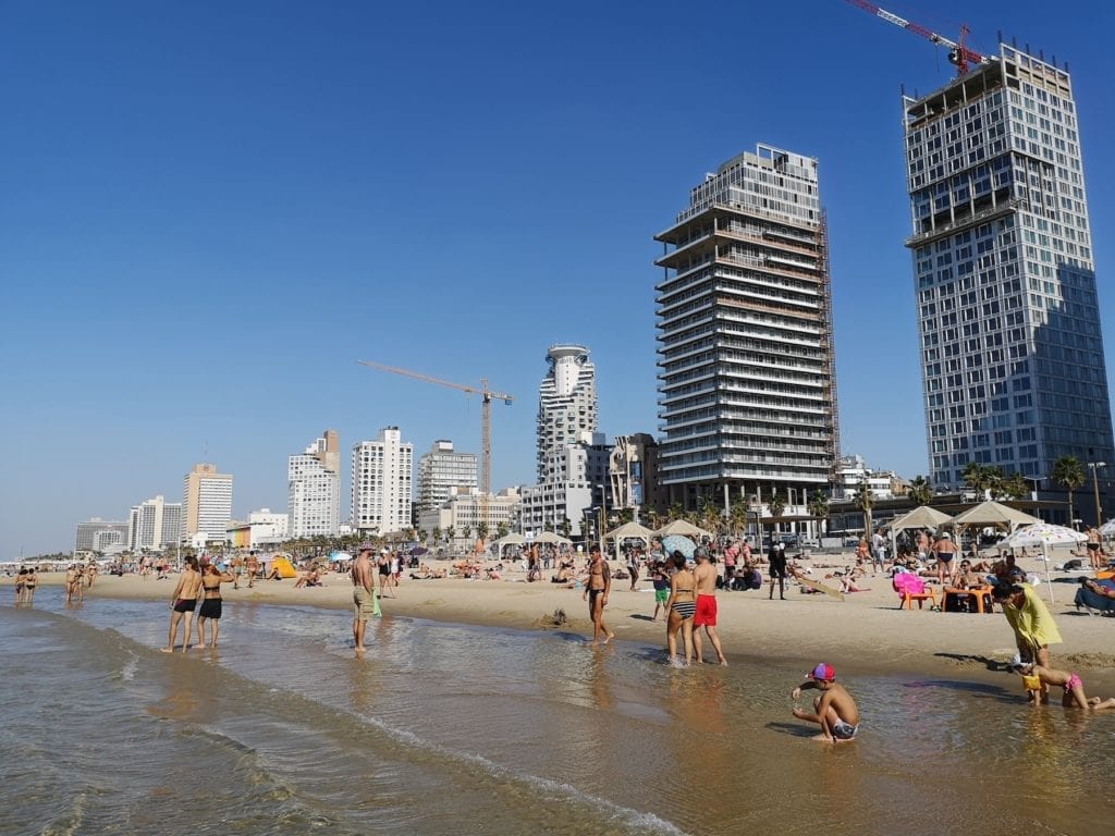 På stranden i Tel Aviv kan små og store tilbringe mange timer. Mange av byens hoteller ligger rett ved stranden. (Foto: Bjarte Bjellås)