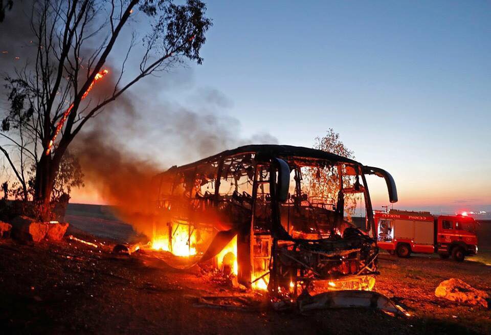 Denne utbrente bussen ble mandag ettermiddag truffet av en granat skutt fra Gazastripen. (Foto: Brannvesenet)