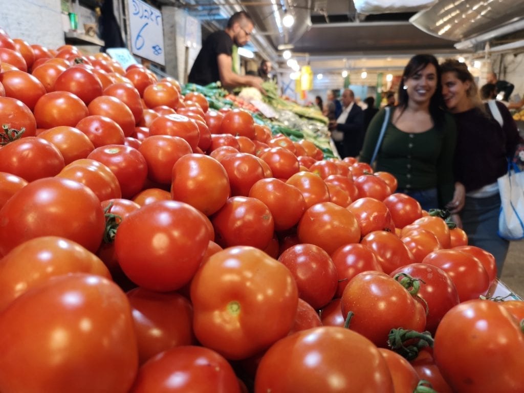 Mahaneh Yehuda-markedet i Jerusalem er en opplevelse for alle sansene. Her er det mange lukter, lyder og smaker. (Foto: Bjarte Bjellås)