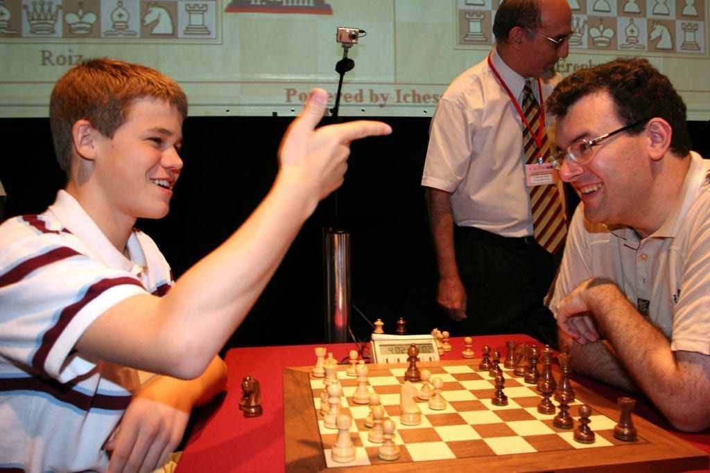 Magnus Carlsen fant tonen med den israelske sjakkmesteren Emil Sutovsky.
