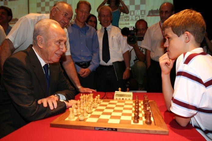 Daværende visestatsminister Shimon Peres satte seg ned for en samtale med sjakkmester Magnus Carlsen under en turnering i Israel i 2006. (Alle foto: Mona Østby Beck)
