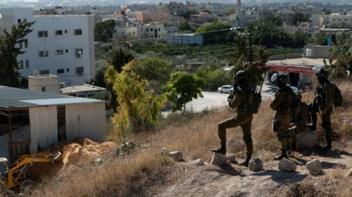 1.6745232.1837614001 Det foregår en stor jakt etter mistenkte terrorister på Vestbredden. Militæret, Shin Bet og politiet deltar. (Foto: IDF)
