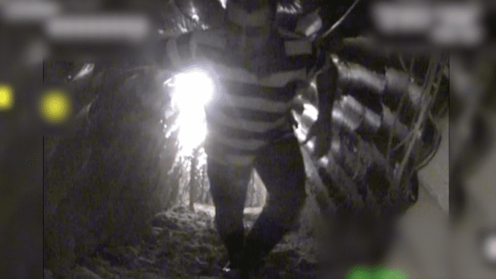Hizbolla-tunnel En Hizbollah-terrorist ble filmet inne i en tunnel som var gravd fra Libanon og inn i Israel. Tunnelen ble ødelagt. (Foto: IDF)