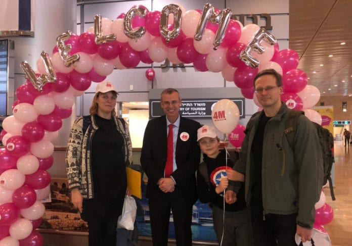 Turist nr 4 million Israels turistminister Yariv Levin (i midten) sammen med turist nummer fire million som besøkte Israel i 2018. (Foto: Turistdepartementet)