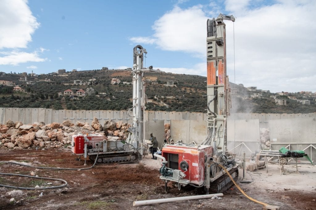 Det israelske forsvaret borer i bakken for å ødelegge en terrortunnel som går inn på israelsk territorium. (Foto: IDF)