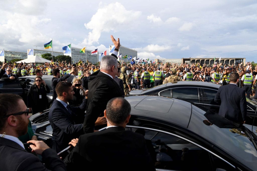 Benjamin Netanyahu vinker til en stor folkemengde under sitt besøk til Brasil. (Foto: Avi Ohayon/Flickr)