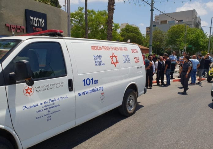 426894 En 14 år gammel jente ble knivstukket i Jerusalem mens hun ventet på skolebussen. (Foto: Magen David Adom)