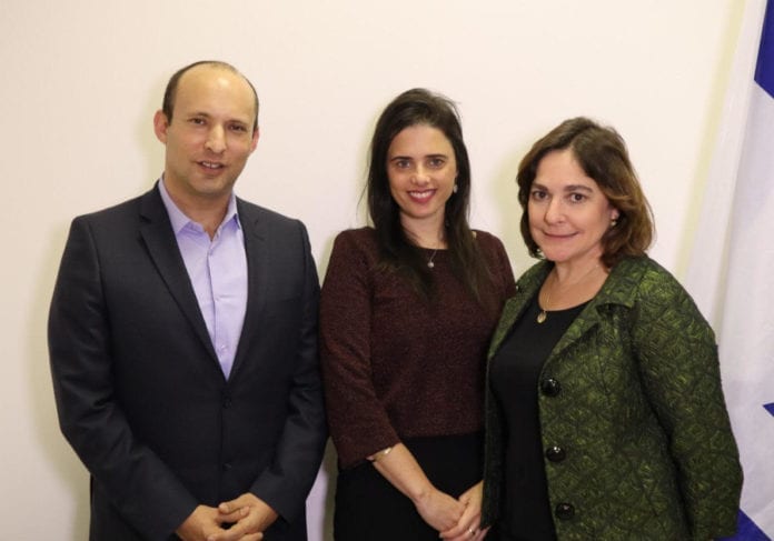 433757 Naftali Bennet og Ayalet Shaked har fått med seg journalist og redaktør Caroline Glick på laget. (Foto: Hayamin Hehadash)