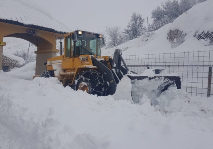 433970 Brøytemannskaper jobber med å måke snøen etter det kraftige snøfallet de siste dagene. (Foto: Hermon Ski Resort)