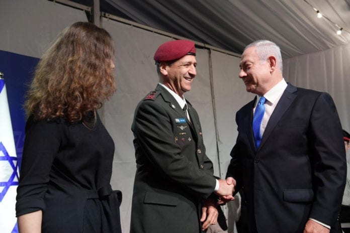 Aviv Kochavi Den nye IDF-sjefen Aviv Kochavi blir gratulert av statsminister og forsvarsminister Benjamin Netanyahu. (Foto: Amos Ben Gershom/Flickr)
