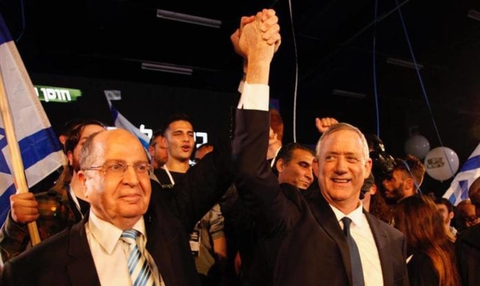 Benny Gantz (t.h.) og partiet hans har fått med seg tidligere forsvarsminister Moshe Ya’alon på laget. (Foto: Facebook) Benny Gantz (t.h.) og partiet hans har fått med seg tidligere forsvarsminister Moshe Ya’alon på laget. (Foto: Facebook)