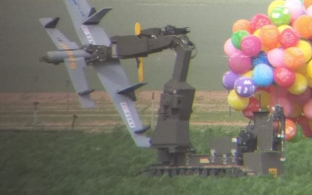 En dronelignende gjenstand med eksplosiver ble sendt inn i Israel fra Gaza ved bruk av heliumsballonger. Her blir gjenstanden undersøkt av en robot fra politiets bombegruppe. (Foto: Det israelske politiet)