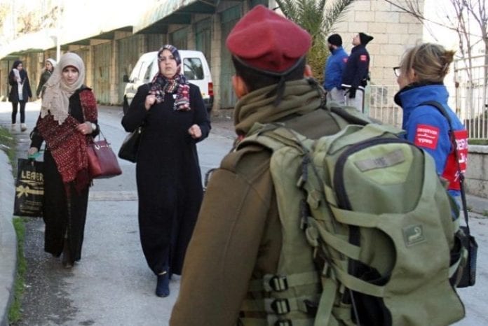 TIPH Den internasjonale observatørstyrken TIPH (i blått) får ikke fornyet sitt mandat. Dermed må de forlate Hebron. (Foto: TIPH)