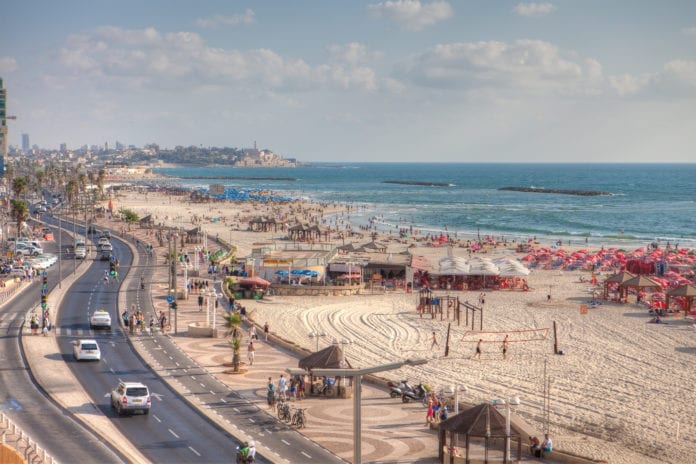 Tel Aviv stranden Sjefen for Ryanair tror mange vil bytte ut strendene på Kanariøyene med strendene i Israel. (Foto: Dana Friedlander)
