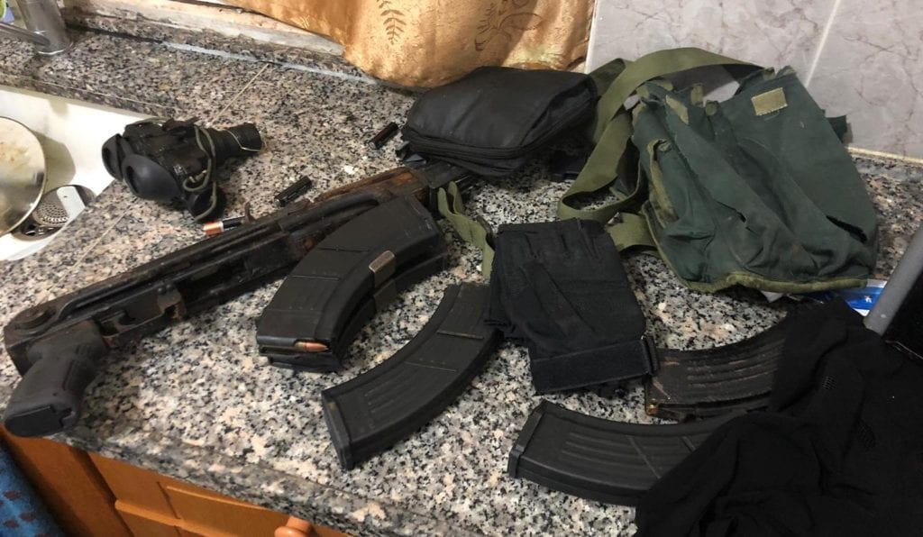 Asem Barghouti hadde en Kalashnikov-rifle og store mengder ammunisjon da han ble pågrepet. (Foto: Politiet)
