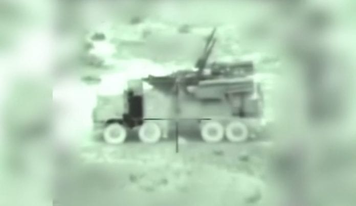 antiaircraft Syrisk luftvernbatteri sett gjennom linsen på en innkommende israelsk missil. Bildet er fra nattens angrep.