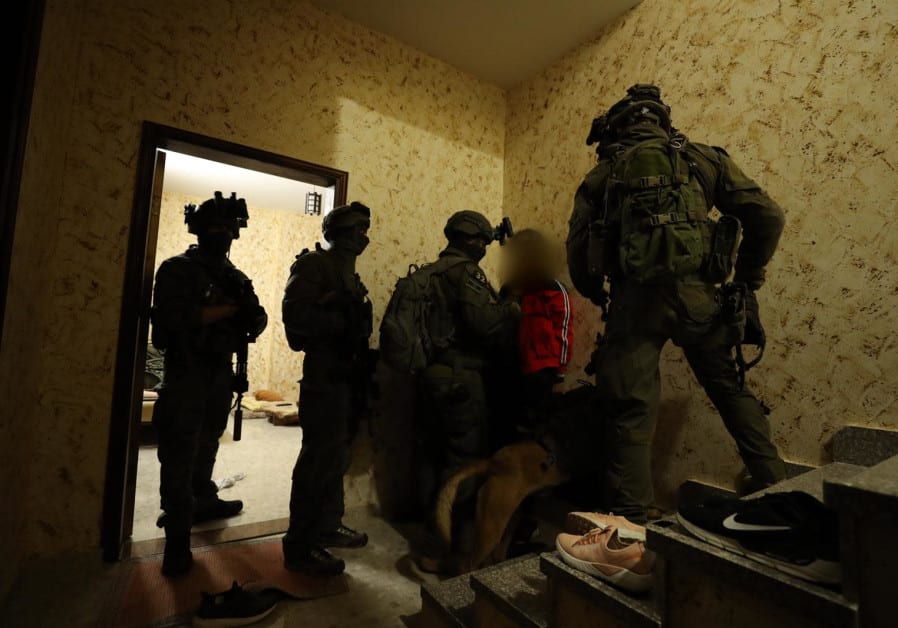 Her blir Arafat Irfaiya pågrepet av israelske sikkerhetsstyrker på Vestbredden. (Foto: Det israelske politiet)