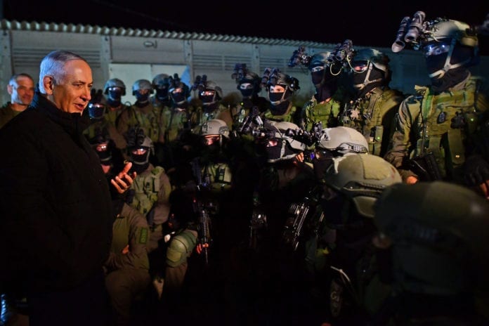 44268704200_f9f1145969_k Statsminister og forsvarsminister Benjamin Netanyahu sammen med IDFs kommandobrigade. (Foto: Kobi Gideon, GPO)