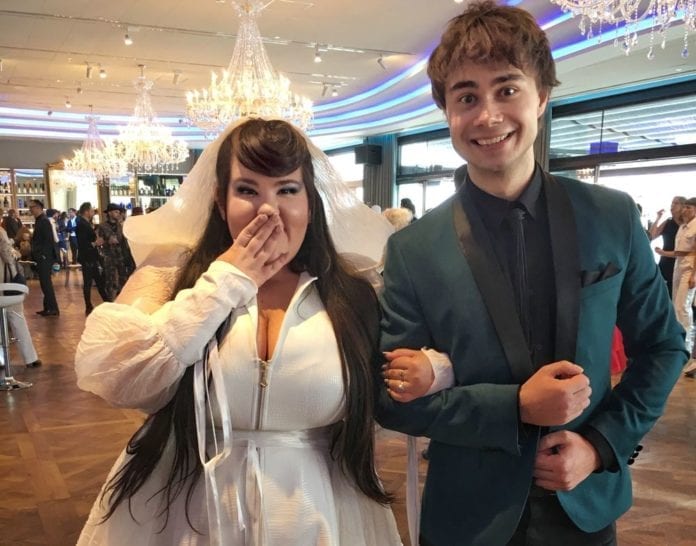 83144346-b19f-43fe-b6bd-f1fd9805dc0e Netta Barzilai sammen med norske Alexander Rybak, som vant Eurovision i 2009, under finalen i Lisboa i fjor. (Foto: NRK)