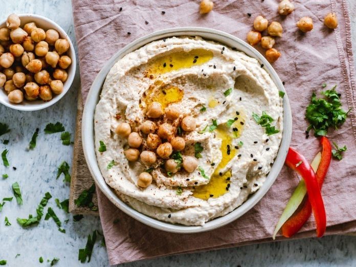 Hummus Hummus er en populær rett i Israel, som ikke bare smaker godt, men som også er veldig sunn. (Foto: Ella Olsson/Flickr)