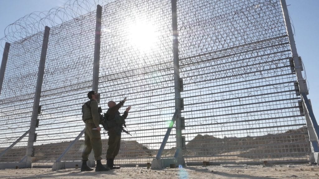 Israel bygger et seks meter høyt gjerde langs Gaza-grensen for å holde terroristene ute. (Foto: Forsvarsdepartementet)
