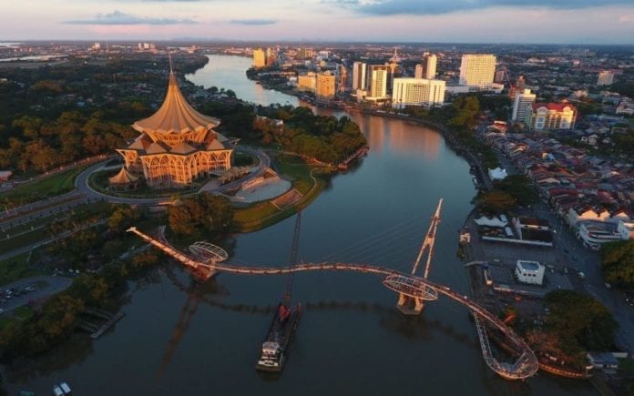 Kuching_city_at_sunset_view Byen Kuching taper millioner av kroner i inntekter etter at Malaysia mistet svømme-VM. (Foto: Wikipedia)