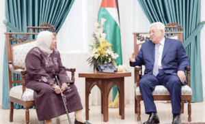Terroristens mor gjester PA-president Mahmoud Abbas. (Foto via PMW)