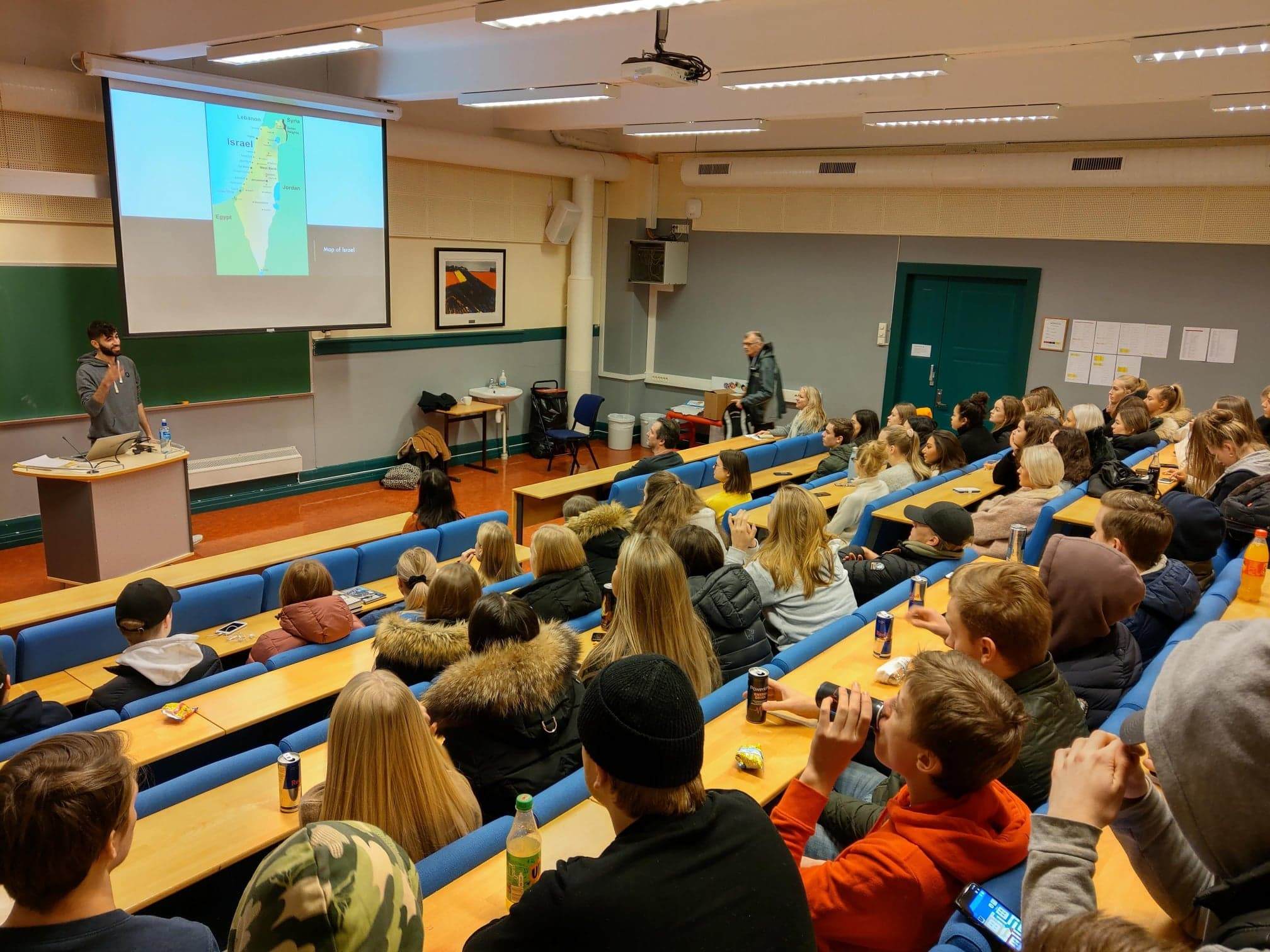 Guy Levinson forteller til norske skoleelever hvordan det er å være ung i Israel. (Foto: Kjetil Ravn Hansen)