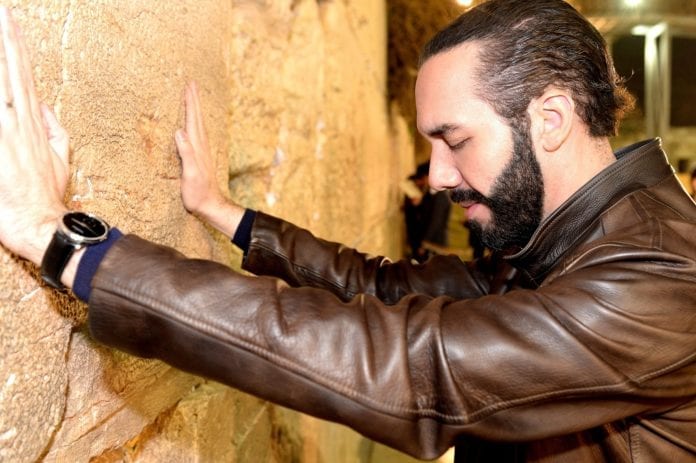 ii_jrs6hsiu0 Nayib Bukele besøkte Vestmuren i Jerusalem under sitt Israel-besøk i februar 2018. (Foto: American Jewish Congress)