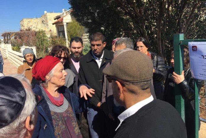 kondolansebesøk Palestinske og israelske fredsaktivister besøkte Ansbacher-familien i bosetningen Tekoa på Vestbredden. (Foto: Tag Meir)
