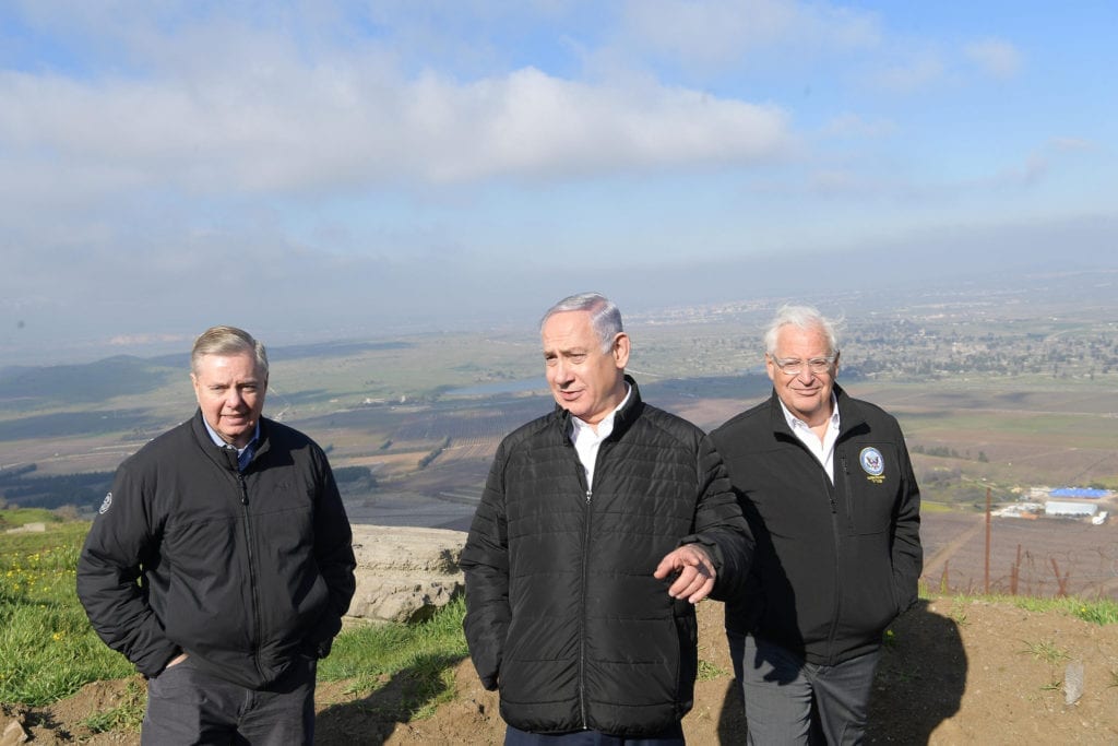 Benjamin Netanahu besøkte i mars Golan sammen med den amerikanske republikanske senatoren Lindsey Graham (t.v) og USAs ambassadør til Israel David Friedman (t.h.). Temaet for besøket var anerkjennelse av israelsk suverenitet over området. Torsdag 21. mars bekreftet Donald Trump at USA vil anerkjenne Golan som israelsk. (Foto: Amos Ben Gershom/GPO)