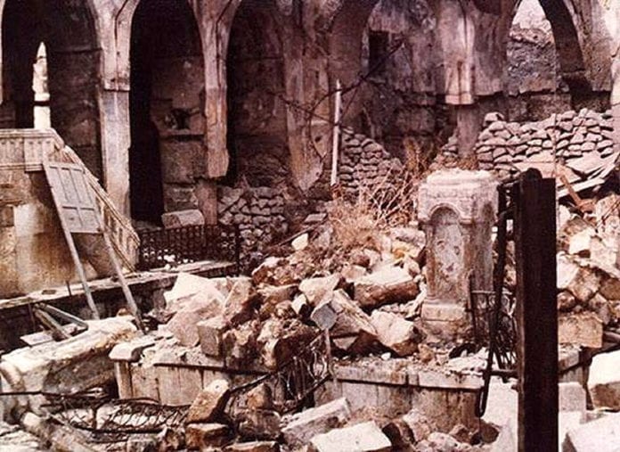 Ruinene av den sentrale synagogen i Aleppo etter pogromen i 1947. (Illustrasjonsfoto: Wikimedia Commons) Ruinene av den sentrale synagogen i Aleppo etter pogromen i 1947. (Illustrasjonsfoto: Wikimedia Commons)