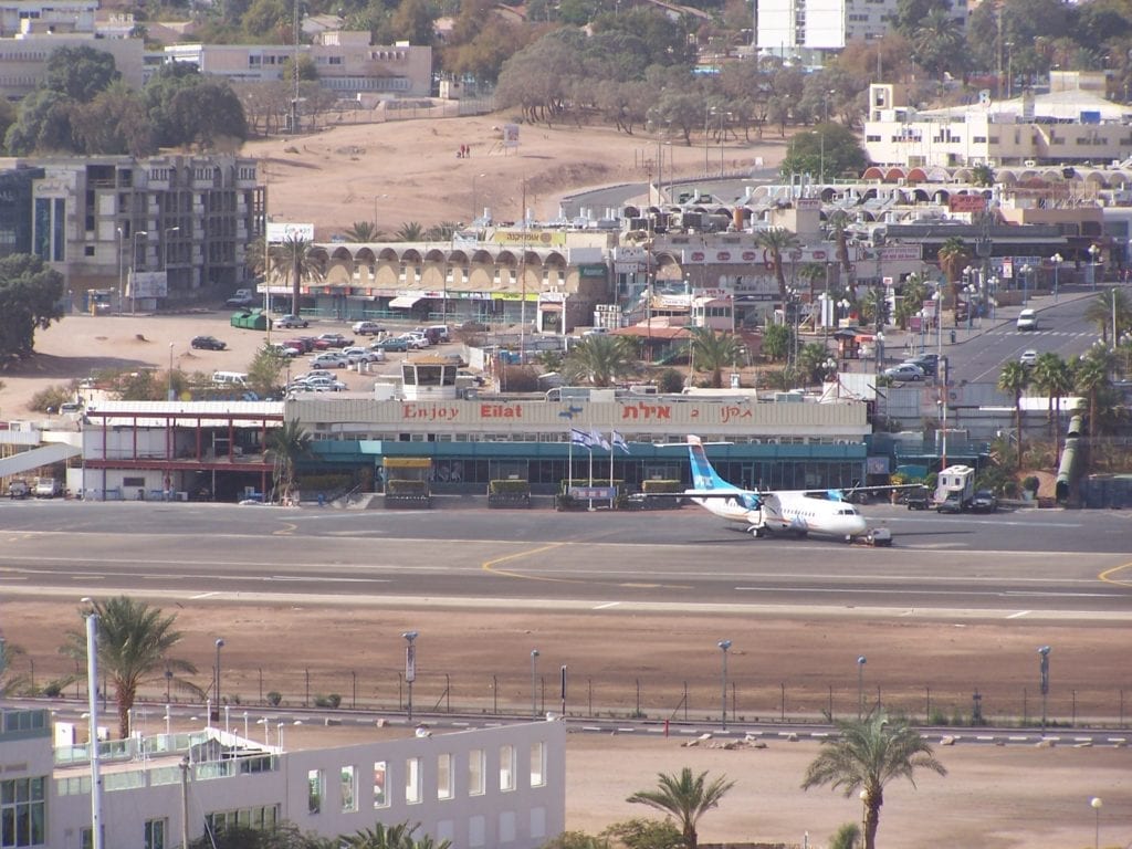 Den gamle flyplassen i Eilat ligger midt i feriebyen. 18. mars stenger den gamle flyplassen for godt. (Foto: Wikimedia)
