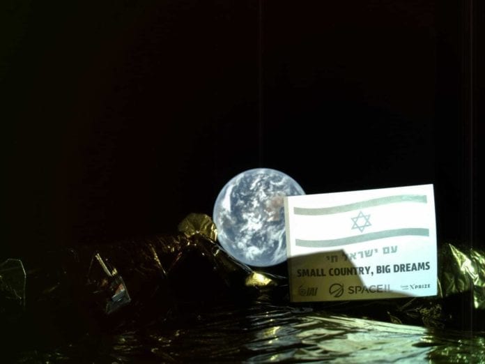 IMG-20190305-WA0008 Månefartøyet sendte denne selfien med jorden. På plakaten står det Am Yisrael Chai, det jødiske folket lever. (Foto: SpaceIL)
