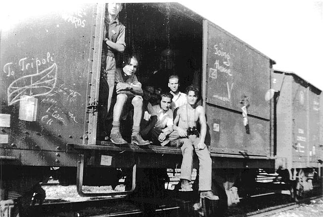 Jødiske Holocaust-overleverer returnerer til Libya fra konsentrasjonsleiren Bergen-Belsen. (Foto: Yad Vashem/ Wikipedia Commons) Jødiske Holocaust-overleverer returnerer til Libya fra konsentrasjonsleiren Bergen-Belsen. (Foto: Yad Vashem/ Wikipedia Commons)