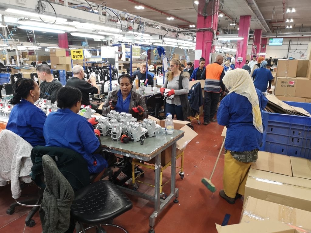 Disse kvinnene og mennene ved SodaStream-fabrikken i Sør-Israel ønsker SV-politikeren å gjøre arbeidsledige.