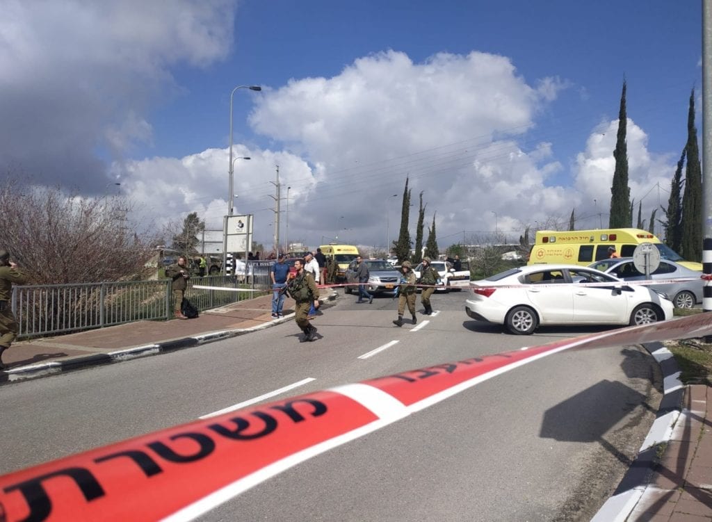 Flere personer ble skutt av en palestinsk terrorist ved et veikryss utenfor Ariel, nord for Jerusalem, søndag 17. mars.